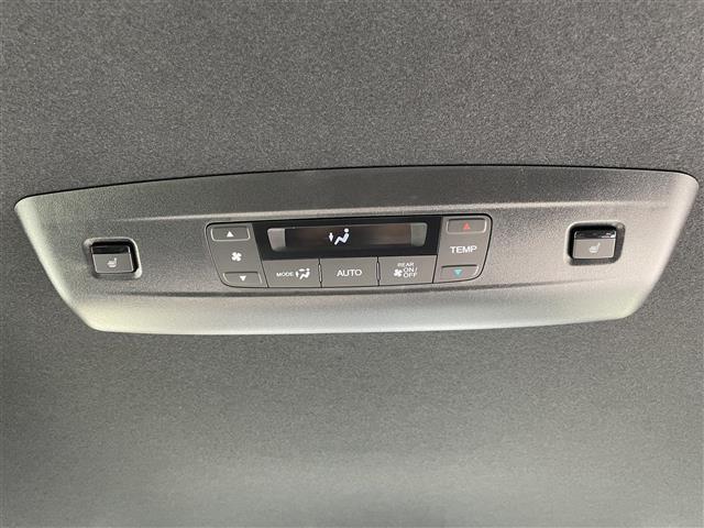 【 後席エアコン 】後席にもエアコンがついておりますので、車内全体を快適な温度に調節いただけます♪