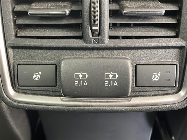 【２列目シートヒーター／充電用USB】後席にもシートーヒーターがついております！また、USBポートもありますので後席も快適にドライブできます！