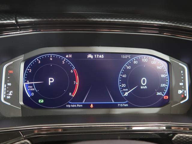 メーターパネル内のディスプレイに、トリップコンピュータやオートチェックシステム等の情報を表示。平均時速や外気温、各種警告灯が確認できる他、平均燃費などを表示するエコドライブアシスト機能を備えています。