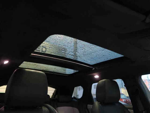 【スライデパノラミックルーフ】車内に気持ちいい自然光が差し込み、頭上に広がる風景をお楽しみいただけます。快適な車内温度を維持し日差しから乗員とインテリアを守るダークカラーのガラス。電動ブラインド付き！