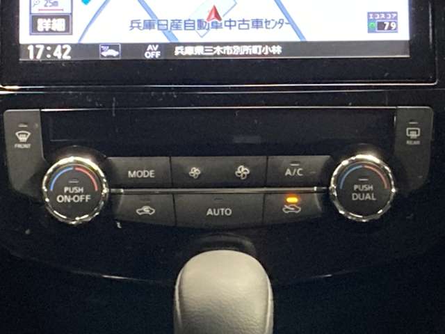 【デュアルオートエアコン】運転席と助手席とそれぞれ温度設定が可能！後席のエアコン吹き出し口は全車標準装備！