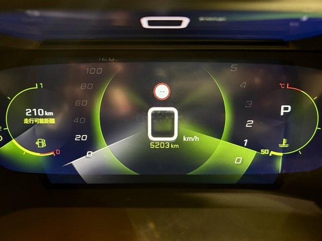 ドライブ中の情報は、グラフィカルな 3Dデジタルで表示。重要性や緊急性に応じて2 段階のレベルで見やすく表示するため、ドライバーは必要な情報を瞬時に読み取ることができます。