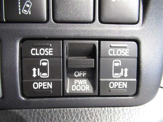 リアのドアは左右とも自動で開閉します。どちら側からでも乗降性に優れます。力の少ない方が開閉するのに苦労しませんね。