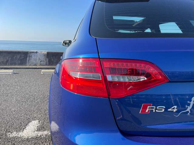 アウディ RS4アバント 4.2 4WD ユーザー買取車 毎年D点検記録簿 PSR 白革 東京都の詳細画像 その12