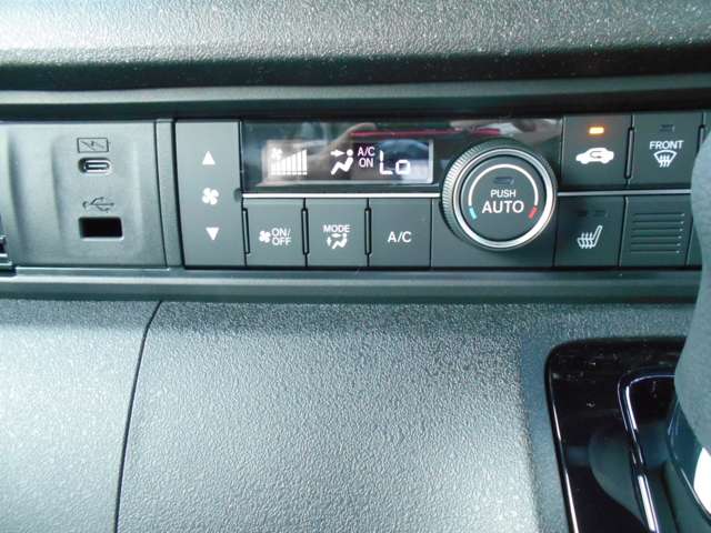 冷房・暖房はもちろん冬場や雨天時の窓の曇り取りとしても活用できるエアコン付きです。オートエアコンは風の温度や風量等自動調整してくれ、温度設定をすると自動的に車内を設定温度に保ってくれるので快適です。