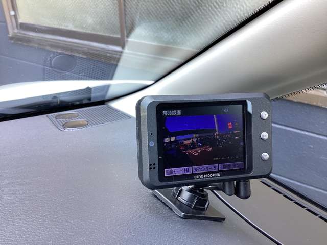 前後ドライブレコーダーを装着すれば、事故やトラブルの際、前方車両や後方車両の映像を録画し、客観的な証拠を残すことができます。また、あおり運転対策にも効果的です。