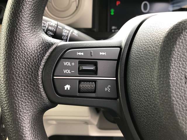 【ステアリングリモコン】手元のボタンから、オーディオやナビなどの操作ができるので、よそ見をせずに安全に運転に集中できます！
