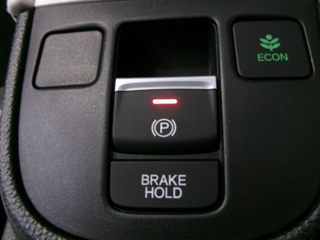 指先の操作でパーキングブレーキの「作動と解除」が行うことができる装備。ブレーキペダルから足を離しても停止し続けてくれるオートブレーキホールド機能。信号待ちなどの際には便利。ＥＣＯ運転で低燃費走行♪