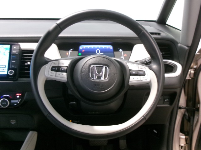 運転にかかわる様々な操作を安全に行えるように視点移動が少なく操作性に配慮されたスイッチ類が凝縮されたコクピットです。