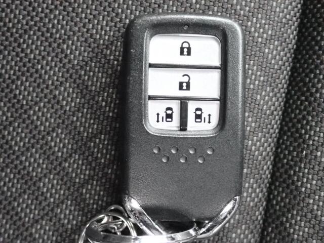 スマートキー装備！キーをポケットやバッグに入れたまま、ドアロックの開錠・施錠・エンジン始動が可能です。