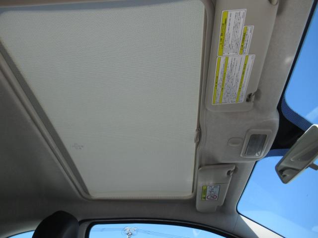 解放感溢れるガラスルーフで車内には太陽の光が差し込みます サンシャード付です