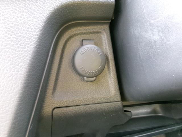 運転席側に電源ソケットがございます。専用のプラグを挿すことで充電器などが使用できるようになります。