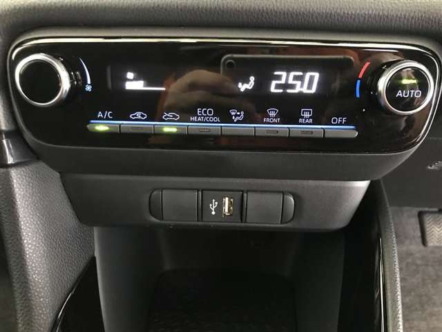 オートエアコンです。車内を設定温度に保ち、快適空間をキープします。