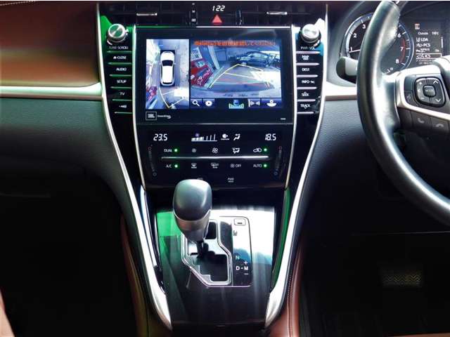 JBLプレミアムサウンド搭載の９.２インチディスプレイナビゲーション。フルセグTV・Blu-ray・Bluetoothオーディオにも対応。車両全周囲の様子を映し出すパノラミックビューモニターを装備しています。