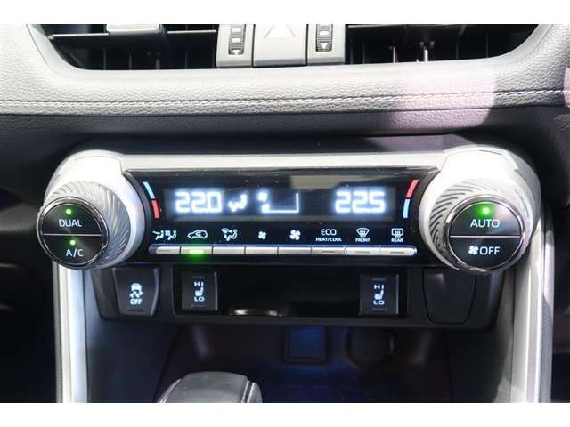 デュアルオートエアコンは運転席と助手席で温度を変えることができるので、熱い寒いでの争いは無くなります＾＾）これは便利！