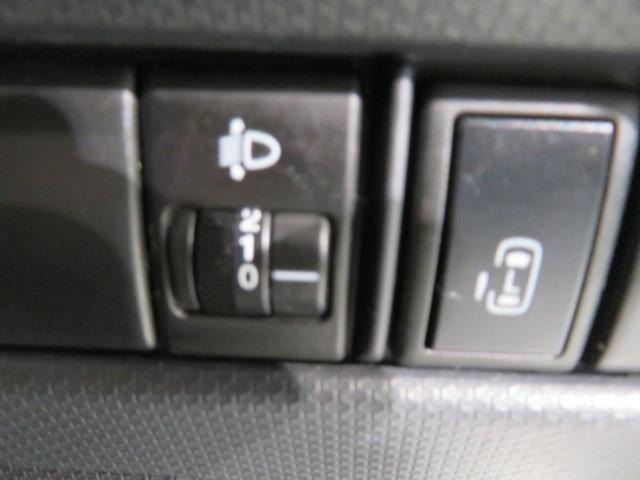 片側パワースライドドアが付いています。運転席やワイヤレスリモコンにも開閉スイッチがあり、とても便利です。
