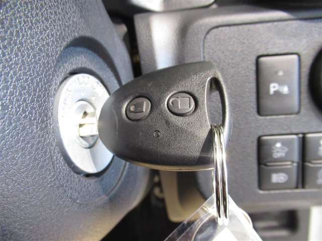 ドアの開錠施錠はキーに付いたスイッチで行います　鍵穴にキーを差すこともなくなるので鍵穴付近の小傷も付かなくなります