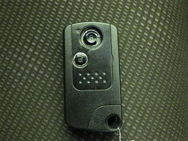 鍵がポケットの中でもドア開閉便利なスマートキーです！