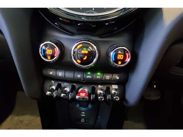 運転席・助手席と温度設定ができる「2ゾーンオートマチック・エアコンディショナー」を装備。更にシートヒーター付き！！