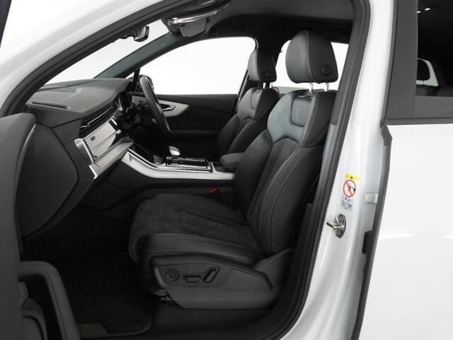 人間工学に基づいて設計されたシートは車のもっているドライビングフィールを存分にドライバーに伝えてくれるクオリティの高い仕上がりとなっています。
