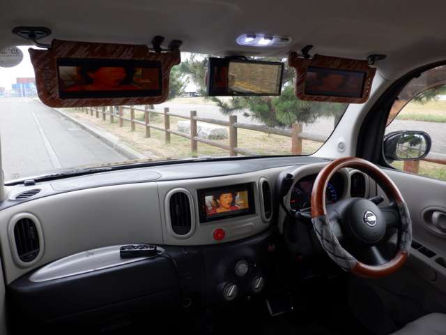 清潔感のあるクリーンな車内・カロッツェリア モニター/CD/DVD再生/BT/USB・カロッツェリア パワードサブウーファーシステム・ETC・LEDフォグ・HID・プッシュスタート・インテリキー