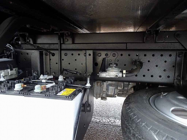 燃料タンク63L シャーシは 錆止め/マフラー塗装 仕上げに力を入れています。