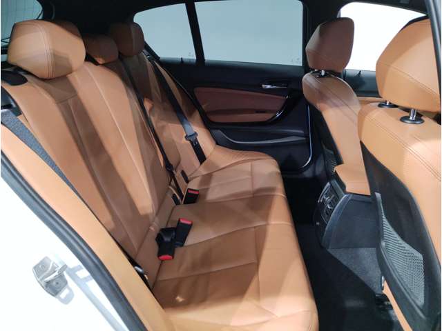 フルレザー仕様で、運転席・助手席は共にシートヒーター機能が付いております。また室内はウッドパネルを採用しており、ワンランク上のグレードの高級感です。