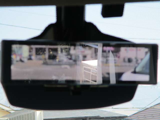 インテリジェント・ルームミラー。ルームミラーに、リヤカメラの車両後方映像を表示。世界初の新技術で、荷物や人で見えづらかった後方視界がクリアに！