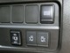手が塞がっている時や小さなお子様などの乗り降りに便利な両側オートスライドドアは、ドアノブでの作動はもちろん、運転席スイッチでの操作ができて便利です！　ドライブモードのスイッチです。