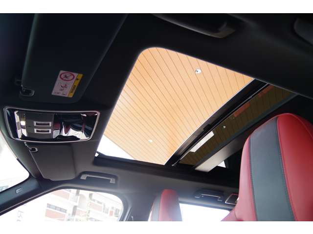 【パノラミックルーフ】明るく開放的な広々とした室内空間を演出します。ダークティンテッドガラスの採用により快適な車内温度の維持と紫外線を抑えることも可能です。