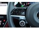 ステアリングスポーク右下にドライビングモード切り替えスイッチを配置。電子制御式ダンパーを装着する標準仕様車は「COMFORT」「GT」そして「SPORT」の3つからドライブモードを選択できる。