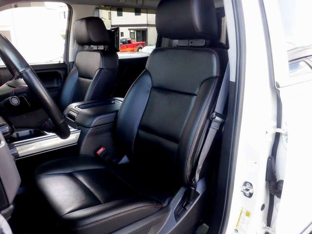 オールテレーンパッケージ専用ブラック＆カーボン調レザーシート！パワーシートやシートヒーターも装備しております。