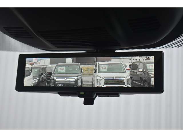 インテリジェントルームミラー搭載で、車の後方に設置されたカメラ映像を映し出してシートバックやヘッドレスト、同乗者に視界が遮られることがなく視認性が非常に良いです