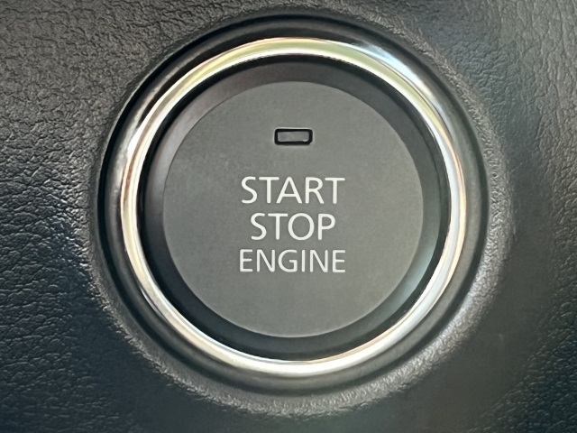 プッシュボタンスタートを押すと、エンジンの始動／停止、車両の電源 (ＯＦＦ／ＡＣＣ／ＯＮ) を切り替えることができます。