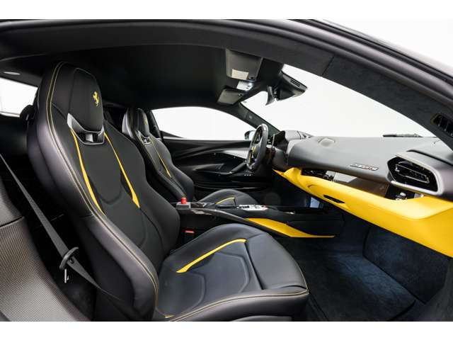 標準でフル電動シートが装備されておりますので、細かなシート調整が可能です。