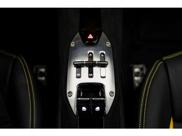 Ferrari往年のH型マニュアルシフトゲートがデザインモチーフとなったシフト操作部