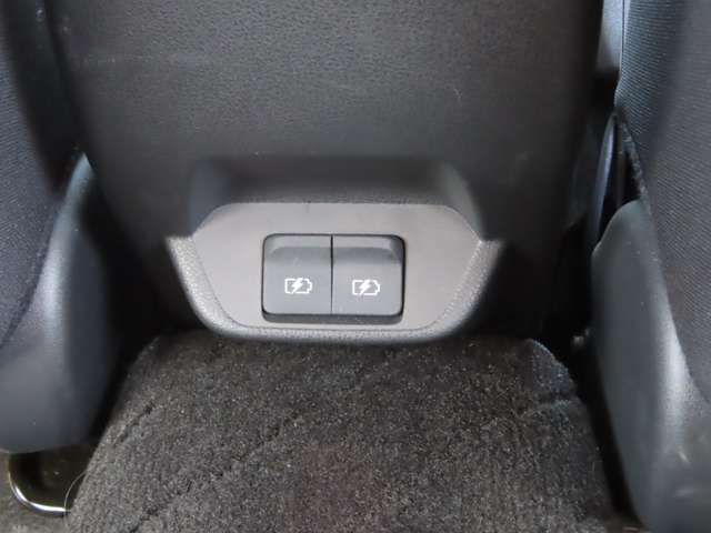 リヤシート前部にも充電ポートが２個付いています。後部座席の方も充電が容易に出来るので安心です。