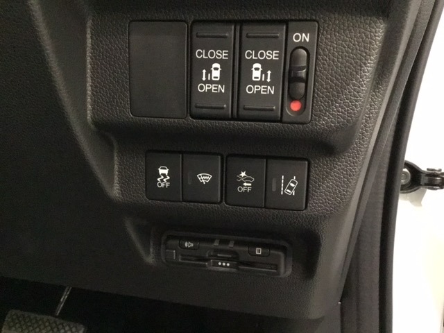 Hondaセンシング用、ＶＳＡ（ABS＋TCS＋横滑り抑制）とレーンキープアシストシステムのメインスイッチなどはハンドルの右側に装備しています。その下にETCがついています。
