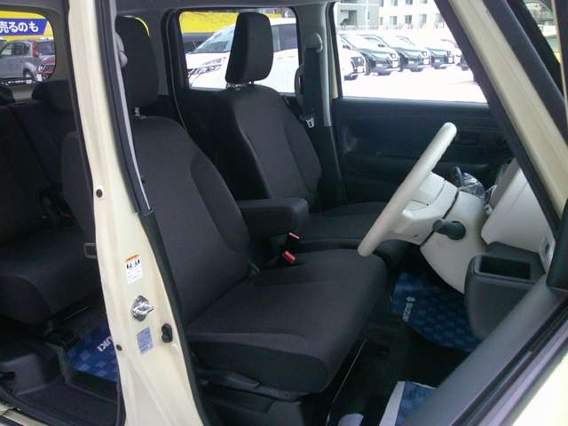 運転席 助手席の様子 運転席には身長に関係なくポジションをとることのできるシートリフター装備