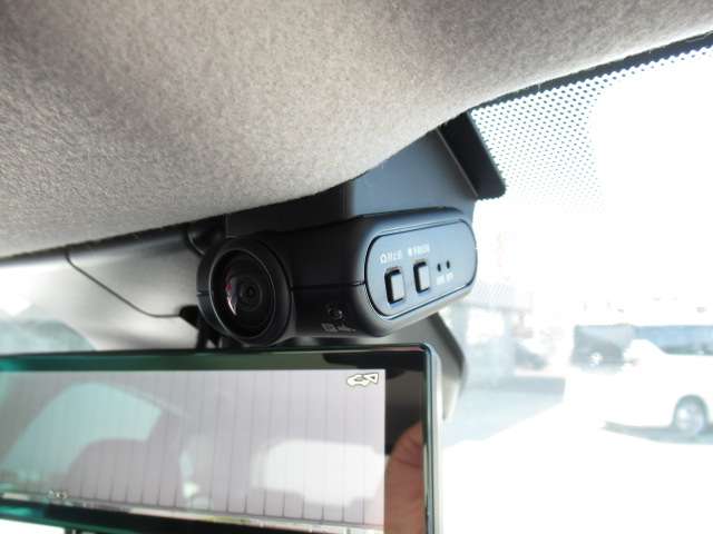 ＜ドライブレコーダー（フロント＋車室内）＞車室内カメラによる車内および車側面の撮影記録が駐車時の安心を高めるとともに、走行中の幅寄せ対策や後方撮影にも対応しています。