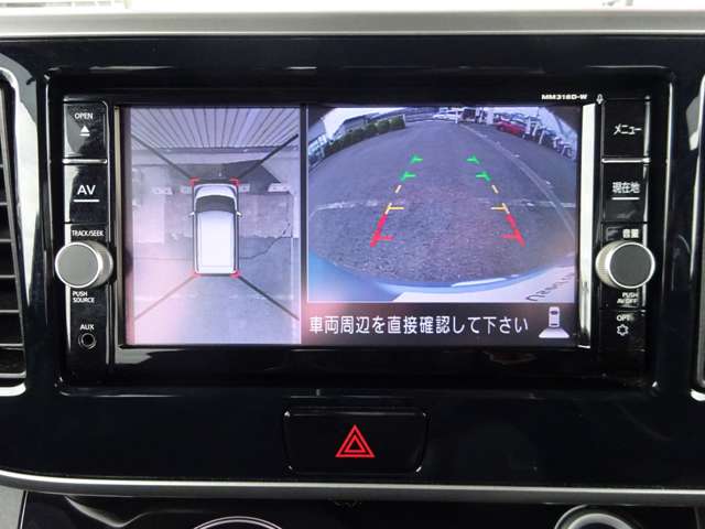 アラウンドビューモニター画像になります。４方向のカメラ画像を合成をし、上から見たような画像にしバック駐車時の死角を無くします。