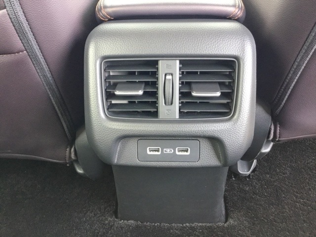 後部座席の方も使用しやすいよう、運転席と助手席の間に充電用ＵＳＢジャックを２個装備！ｉＰｈｏｎｅはもちろん少しアンペアが高めのｉＰａｄも充電することが出来ます♪