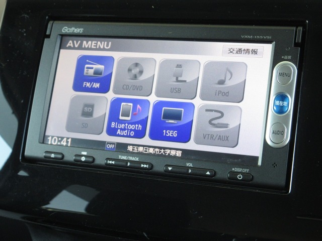 ナビゲーションはギャザズメモリーナビ（VXM‐155VSi）を装着しております。ＡＭ、ＦＭ、ＣＤ、DVD再生、Bluetooth、ワンセグTVがご使用いただけます。初めて訪れた場所でも安心ですね！