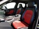 黒/赤革を採用したシートは明るいカラーリングで外から見たときの印象をガラッと変えます。シートには前席シートヒーターを内蔵しており、快適な車内空間をご体感頂けます。