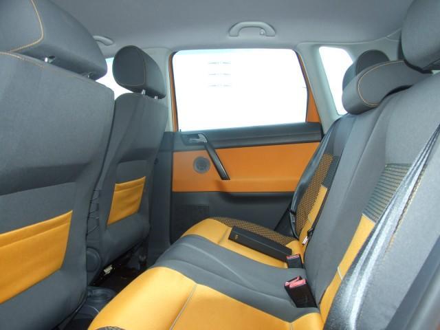 内装色は元のオレンジ色となっており、より明るい印象を与えています。クッション性に優れたシートが採用されております。