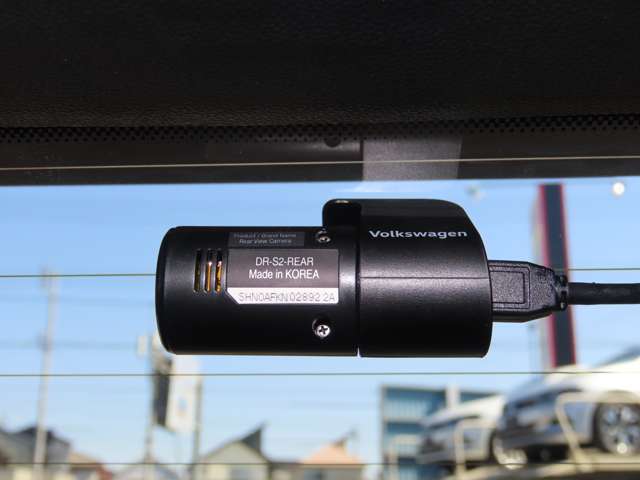 ドライブレコーダー用のリヤカメラも付いてます。煽り運転の対策にも効果あります。