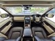 ランドローバ―車ならではの無駄のない作りが全面に出されデザインされたインテリア。白革のシートがランドローバ―ならではのラグジュアリーな雰囲気を演出し特×感のある内装に仕上がっております。