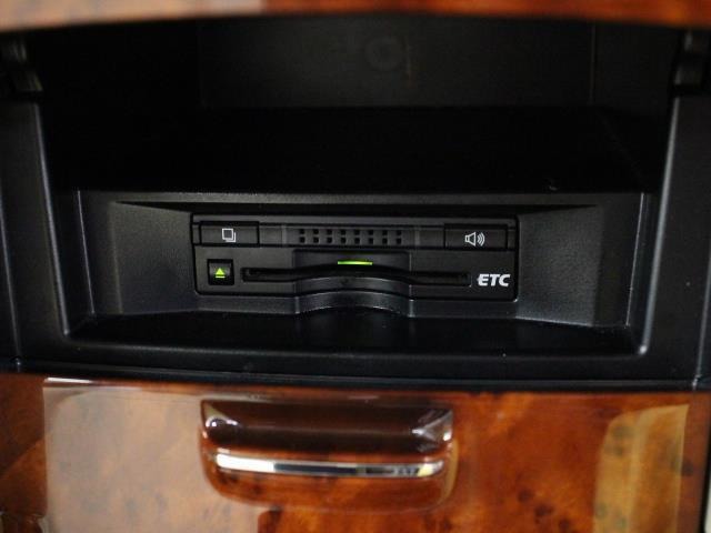 ETC車載器はビルトインタイプですっきり収納され、見た目も使い勝手も満足のアイテムです。