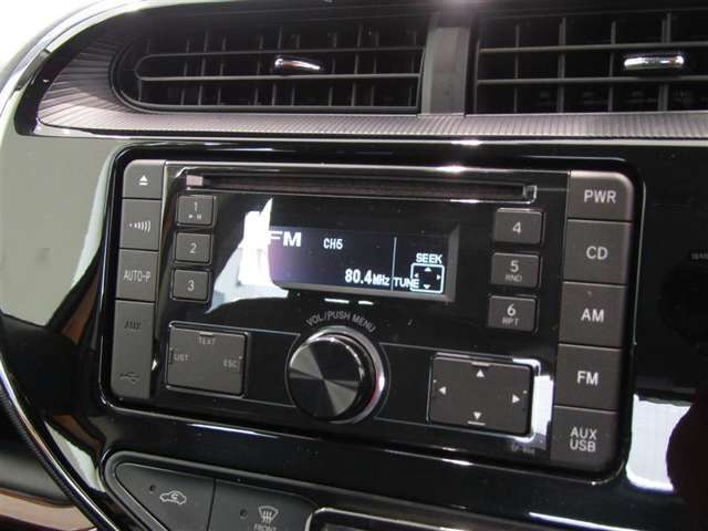 純正CDオーディオです。音質も良好で車内でも音楽を楽しめます。左端にはUSBソケットも付いておりケータイの充電も可能です。