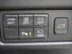 パーキングセンサーや車線逸脱警報システムなどの各種安全装備の切り替えスイッチは運転席右下のこの位置にございます！トランクも運転席から自動で開閉することができます。